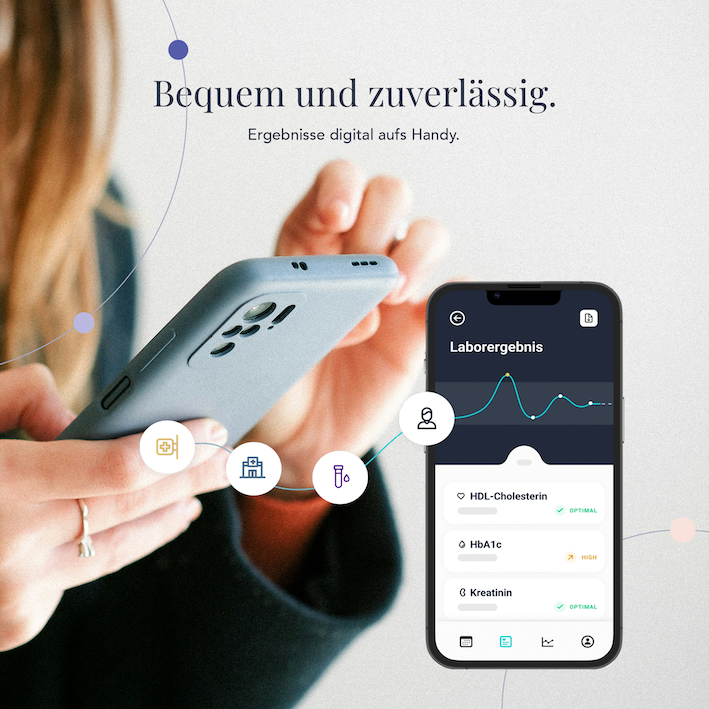 Frau schaut auf ihr Smartphone mit dem Laborergebnis in der Fertia App