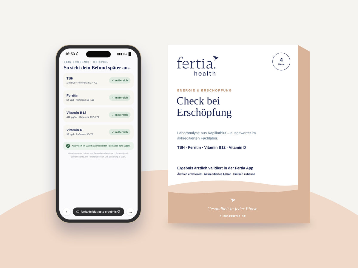 Testkit Check bei Erschöpfung neben einem Smartphone mit den Ergebnissen in der Fertia App