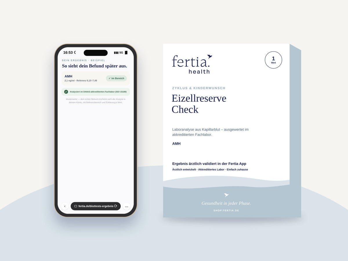 Testkit Eizellreserve Check neben einem Smartphone mit den Ergebnissen in der Fertia App