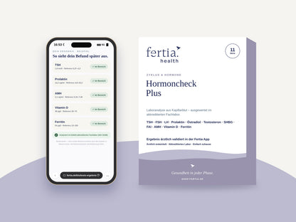 Testkit Hormoncheck Plus neben einem Smartphone mit den Ergebnissen in der Fertia App
