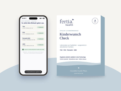 Testkit Kinderwunsch Check neben einem Smartphone mit den Ergebnissen in der Fertia App