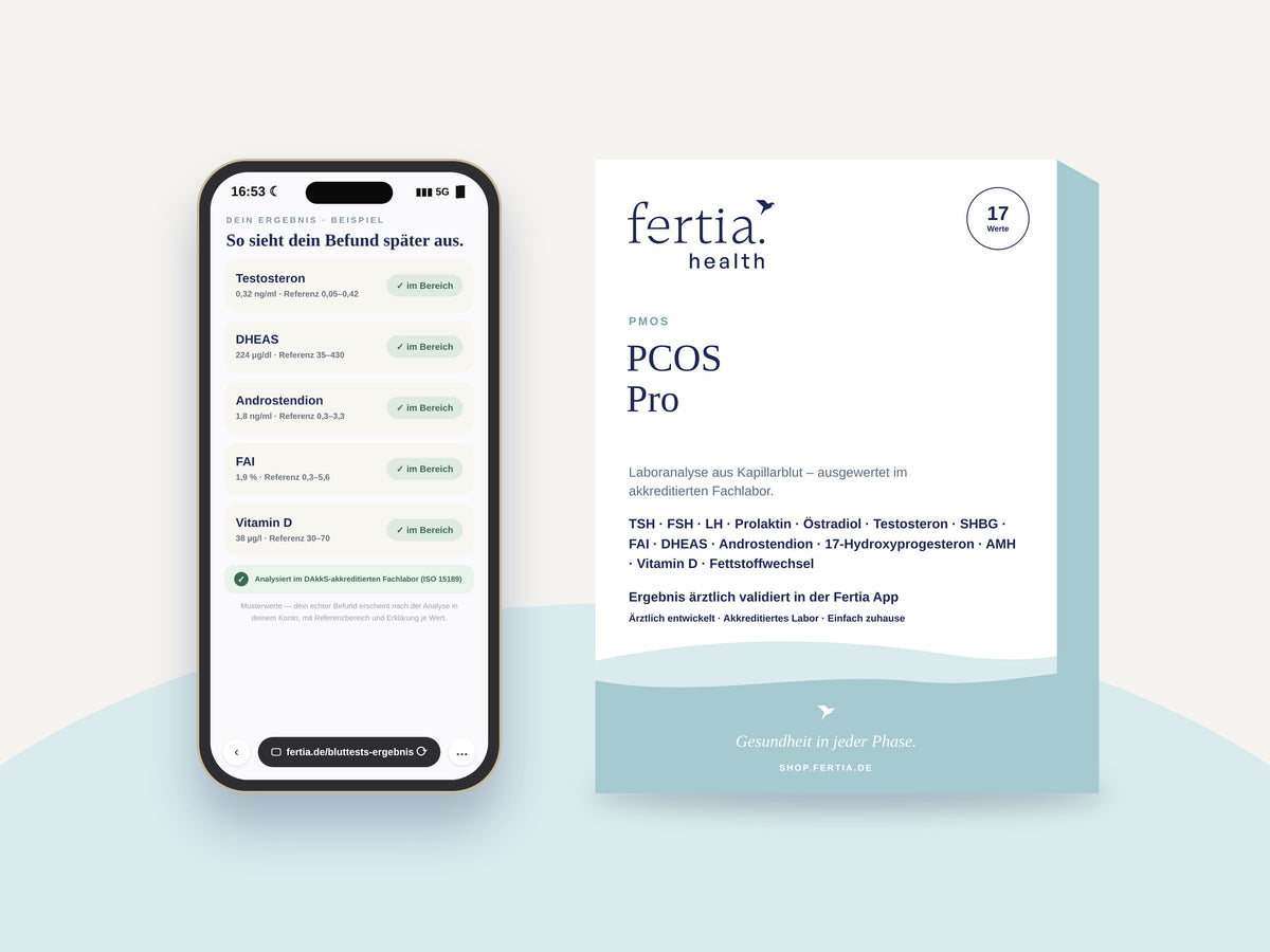 Testkit PCOS Pro neben einem Smartphone mit den Ergebnissen in der Fertia App