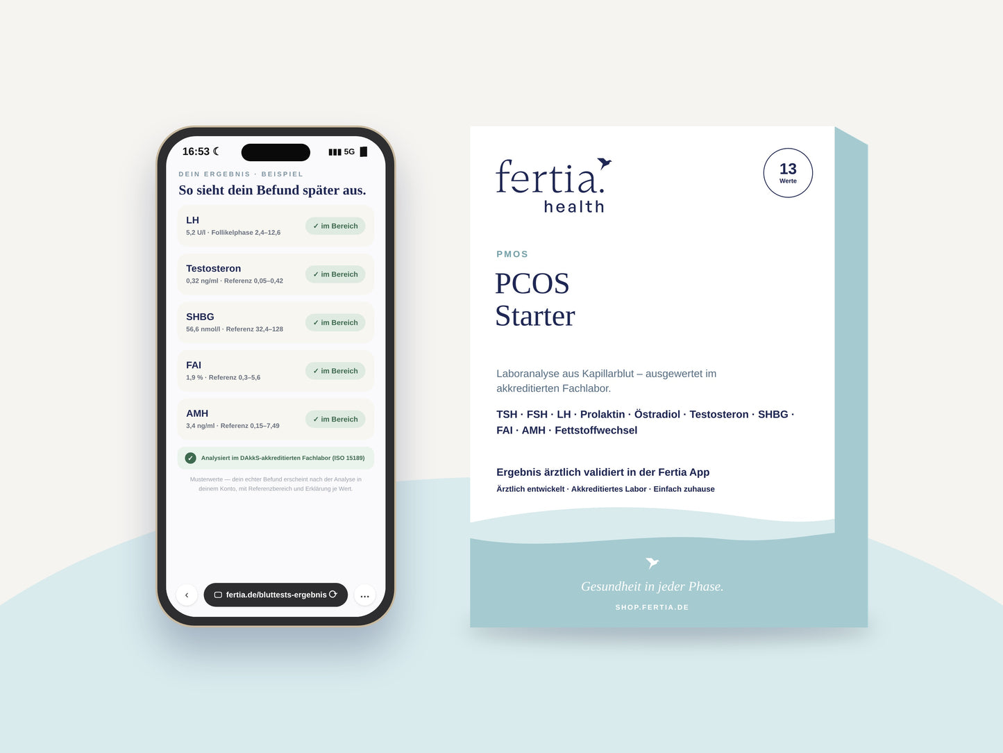 Testkit PCOS Starter neben einem Smartphone mit den Ergebnissen in der Fertia App