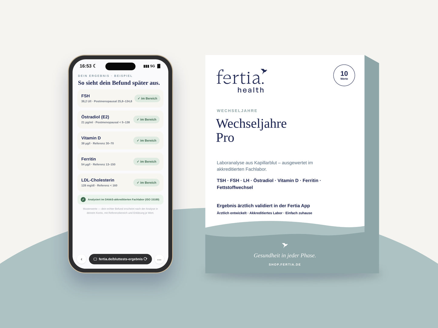 Testkit Wechseljahre Pro neben einem Smartphone mit den Ergebnissen in der Fertia App